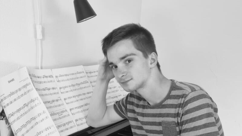 Maikel speelt piano