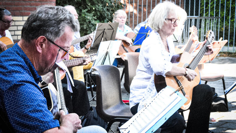 Gitaargroepen van Nooit te oud?! En stichting MUZIEK.