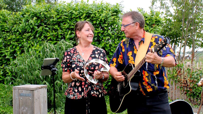 Drizzle  zingt en speelt Iers, Schots, eigen songs, pop en instrumentale muziek .