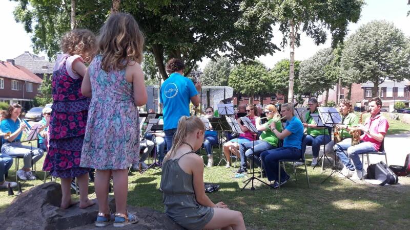 Buitenconcert Muziekvereniging vondel in de Veestraat