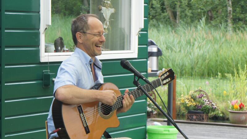 Gitarist met wereld muziek Filip