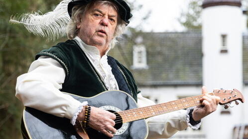 Troubadour zingt en speelt oude en nieuwe liedjes