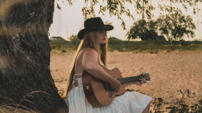 Julie Lena