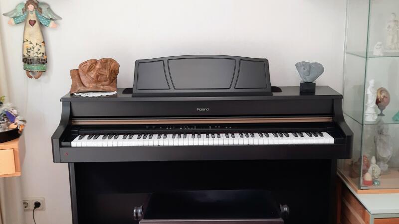 Intuïtieve schilderijen omlijst met intuïtief pianospel