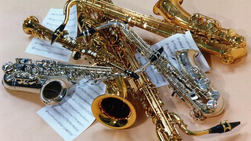 Saxuette, muziek door twee heren met vijf saxofoons