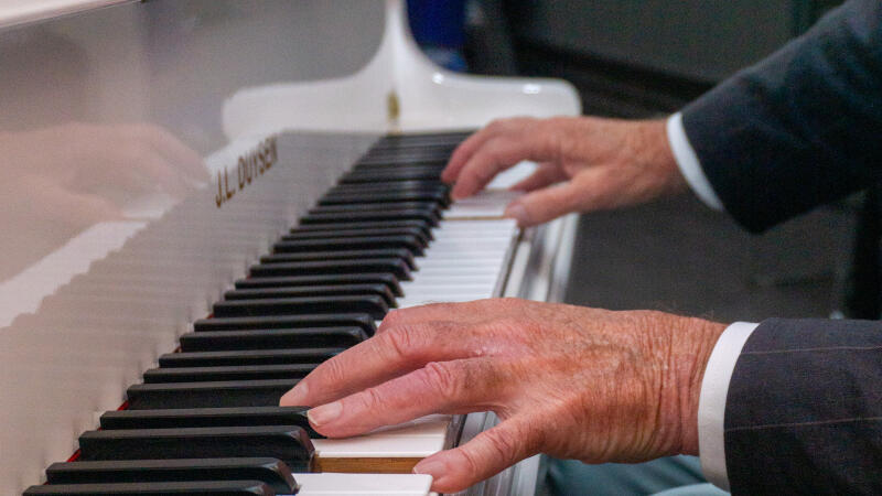 "Doe Maar Wat" op de piano.