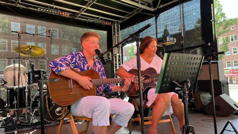 Mirjam en Marjolein on stage