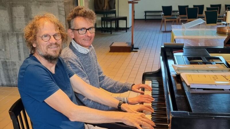 Wick Gispen en Arjen Bezemer spelen 4-mains piano van Bach