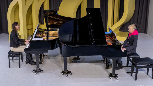Zang en piano met pop en klassiek.