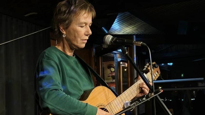 FENNA BEETS - zang en gitaar