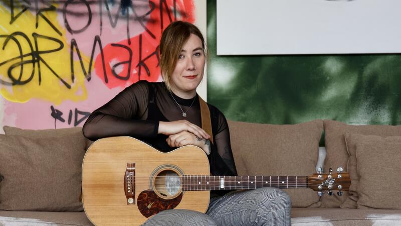 Sarah Stevens - Solo Fingerstyle Guitar Performance