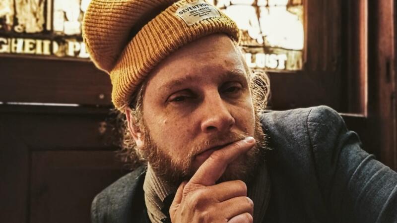 Abraham R. de Vrij leest voor uit eigen korte verhalen met lange titels