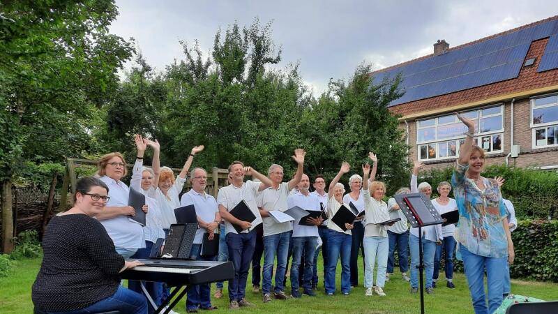 Koor Bianca Castafiore in weelderige tuin