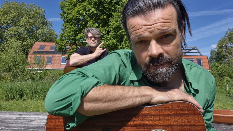 The Morning After (2 stemmen, 2 gitaren, veel plezier)