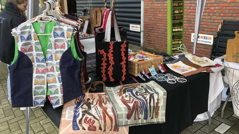 Mini markt met 2e hands kleding, en handgemaakte items