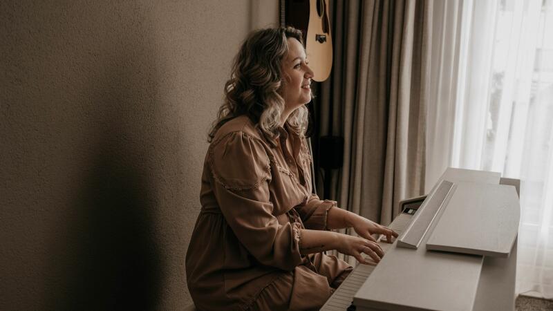Christie Middel - Singer-songwriter