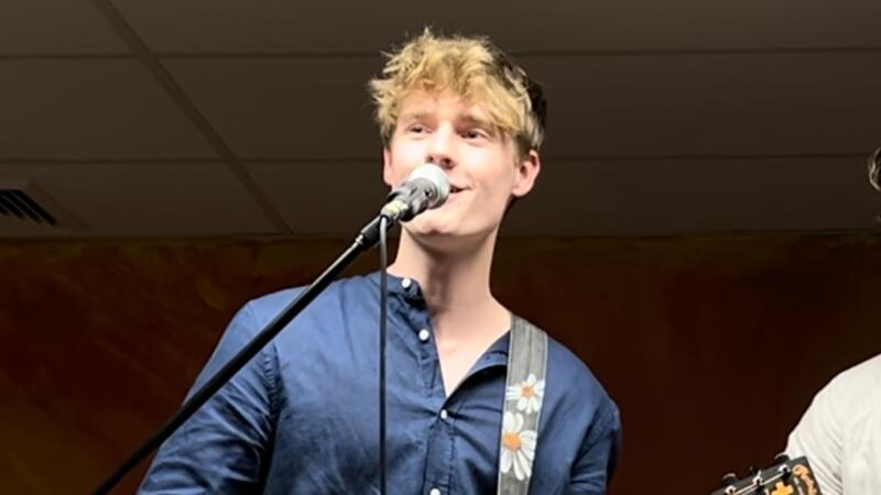 Singer songwriter mani