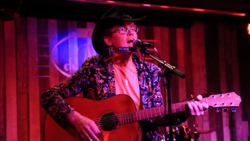 Singer-songwriter Arnold Bos